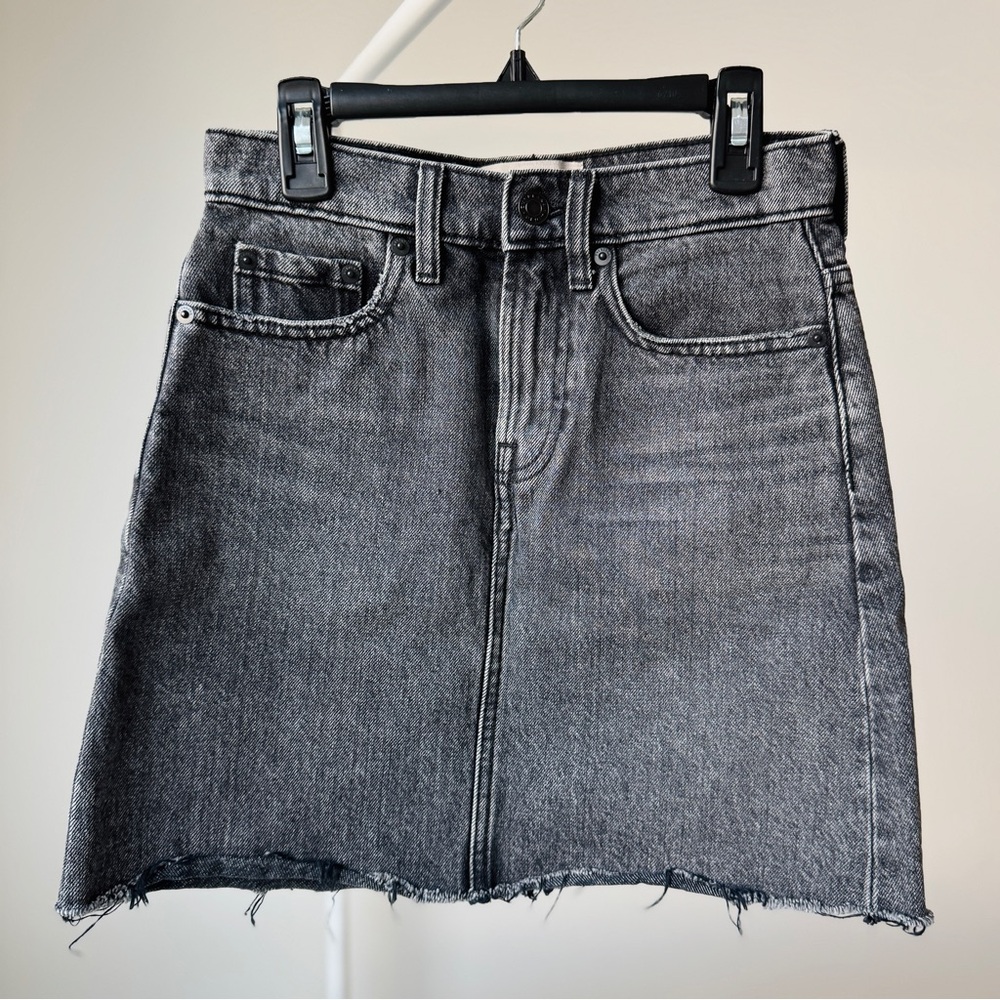 Everlane The Denim Skirt Raw Hem in Washed Black